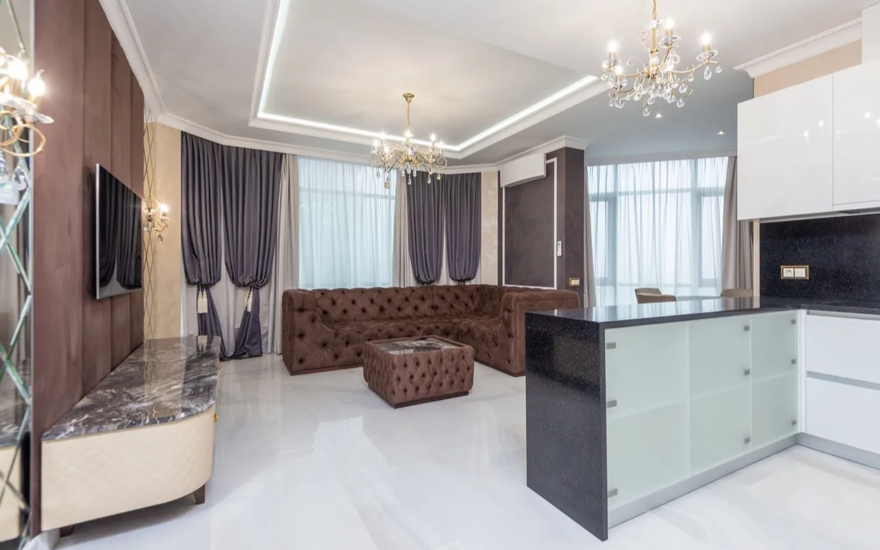 Luksusowy apartament z marmurowymi okładzinami i wyspą kuchenną — realizacja Granmar
