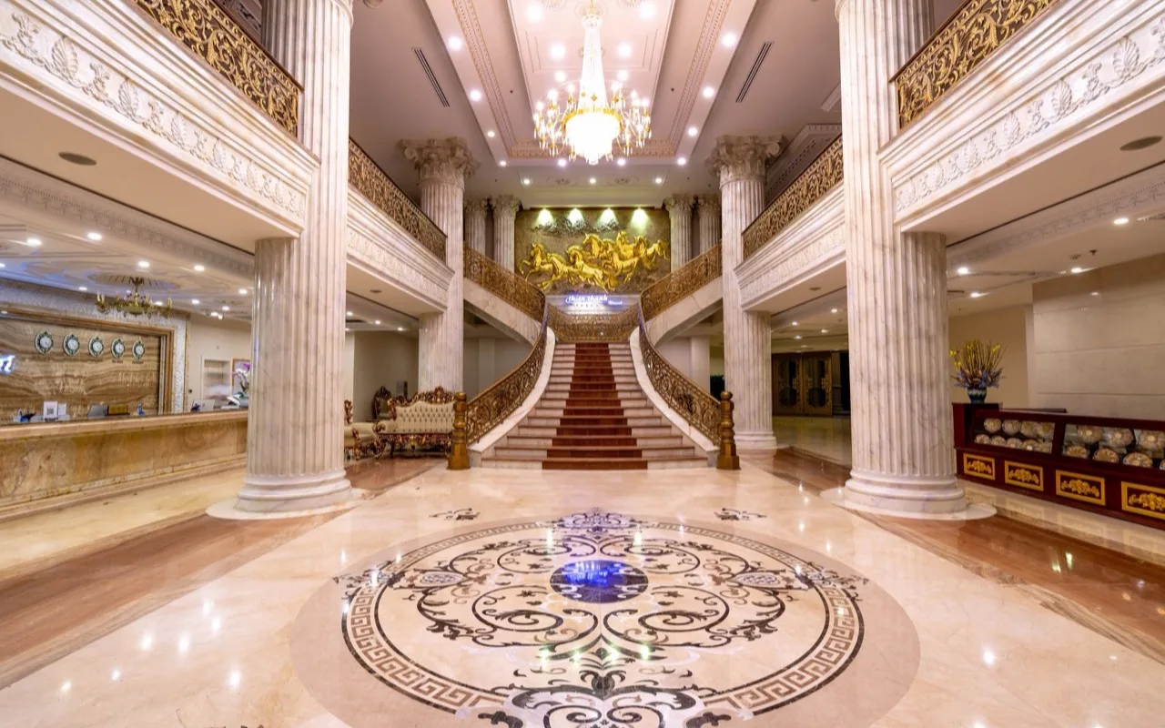 Lobby hotelowe z kamienną ladą recepcyjną i marmurową ścianą — realizacja Granmar